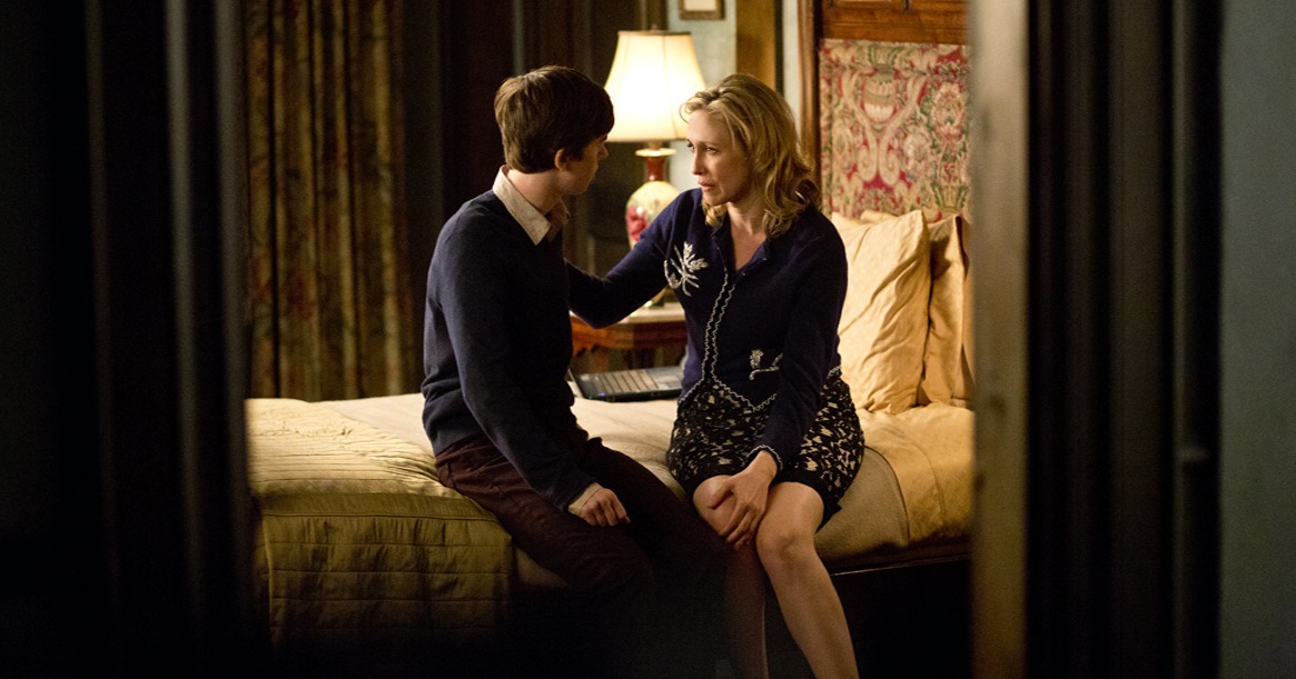 Bates-Motel-Freddie-Highmore-Vera-Farmiga-2