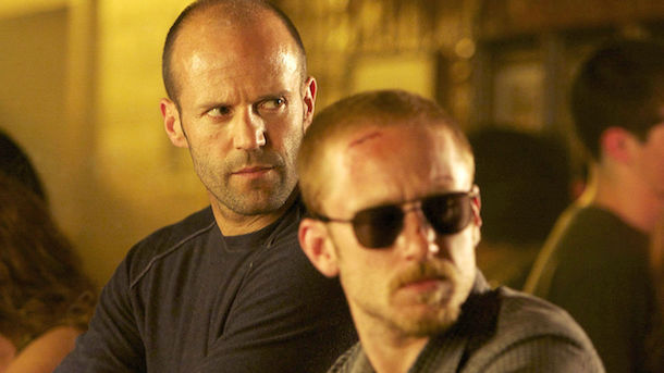 Jason Statham ao lado de Ben Foster no primeiro filme The Mechanic: O Profissional (2011)