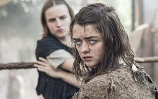 Maisie Williams como Arya Stark