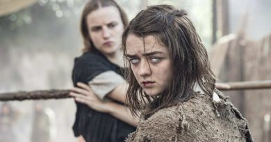 Maisie Williams como Arya Stark