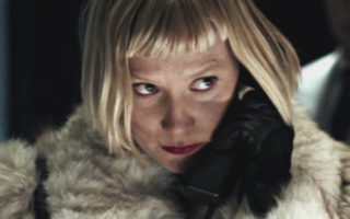 piercing critica mia wasikowska