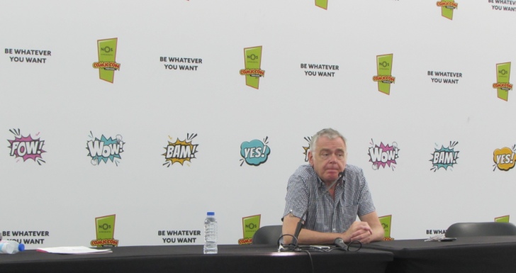 Kevin McNally na sala de conferências