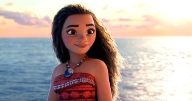 Moana observa o oceano no filme original da Disney de 2016
