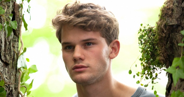 Jeremy Irvine green lantern