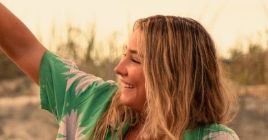 Knives Out Madelyn Cline outer banks