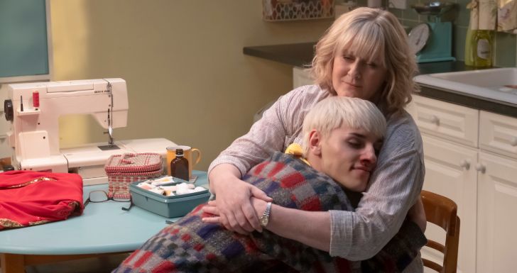 Sarah Lancashire e Max Harwood