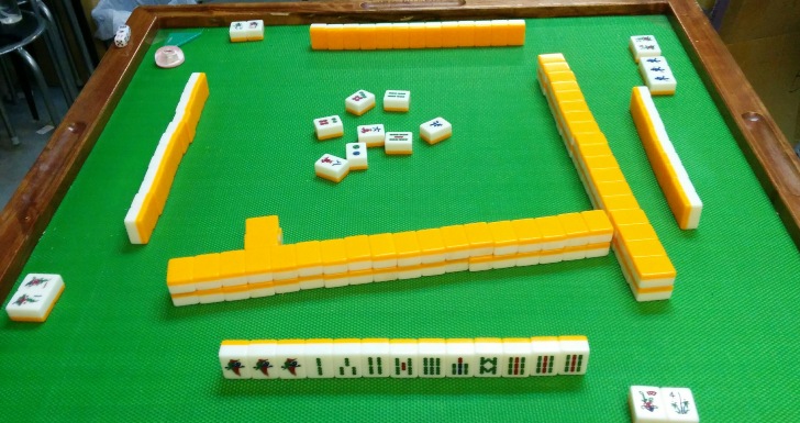 Estive me aventurando fazendo cartas de baralho em casa. Fiz um baralho de  Mahjong (no caso o jogo de 3-4 jogadores), e essa é uma amostra da versão  mais recente. : r/brasil