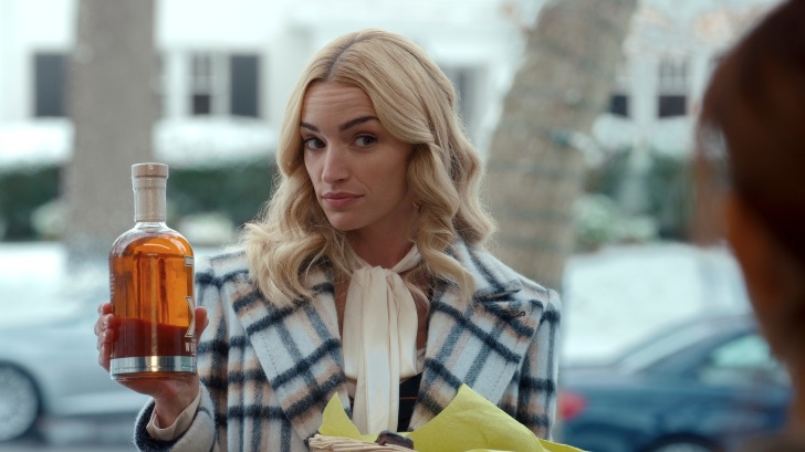 Brianne Howey como Georgia