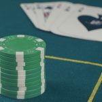 fichas verdes e cartas na mesa Paixão