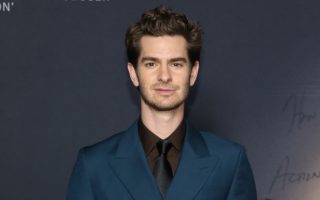 Andrew Garfield Paixão Épica Daisy-Edgar Jones