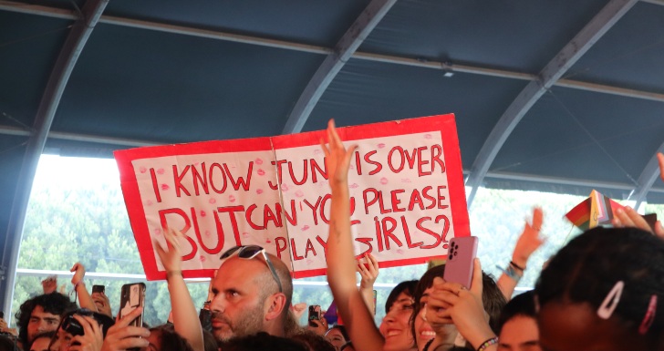 A crowd em Girl in Red