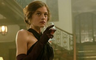 Não percas este tórrido romance de época com Emma Corrin na Netflix