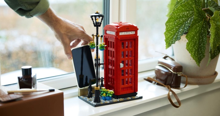 LEGO telephone booth London UK set set pieces bricks Valentine's Day gift