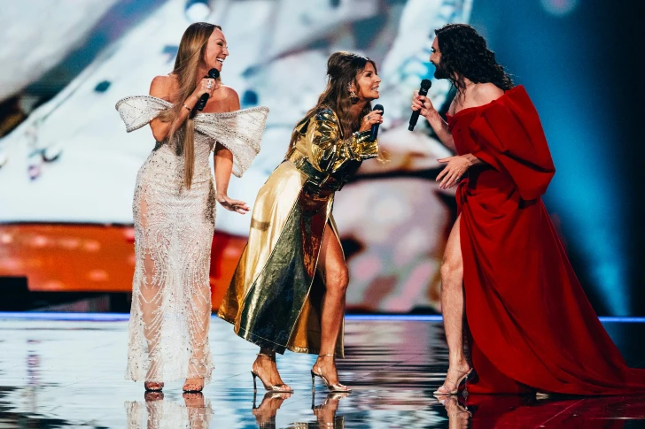 Performance de Conchita Wurst, Carola e Charlotte Perrelli
