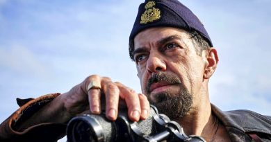 Comandante Pierfrancesco Favino