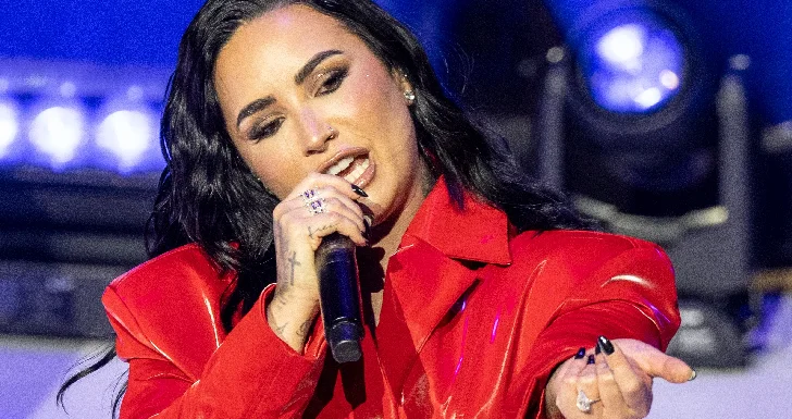 Demi Lovato (JAN 2024) assina Child Star