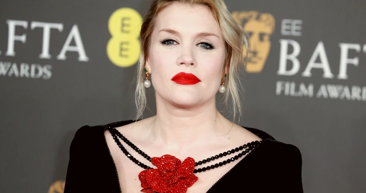 Emerald Fennell attends the 2024 EE BAFTA Film Awards - gonna direct Wuthering Heights Monte dos Vendavais