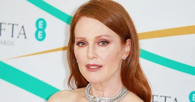 Julianne Moore Sirens Netflix