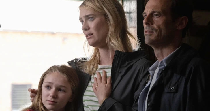 Scoot McNairy, Alix West Lefler, and Mackenzie Davis in Speak No Evil (2024)