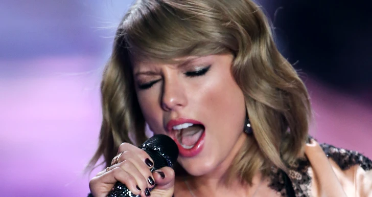 Stock Foto ID: 235861966 LONDON, ENGLAND - DECEMBER 02: Singer Taylor Swift performs on the runway during the 2014 Victoria's Secret Fashion Show on December 2, 2014 in London, England.