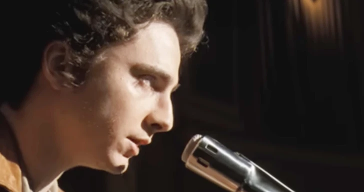 Chalamet como Dylan - a cantar no trailer de A Complete Unknown