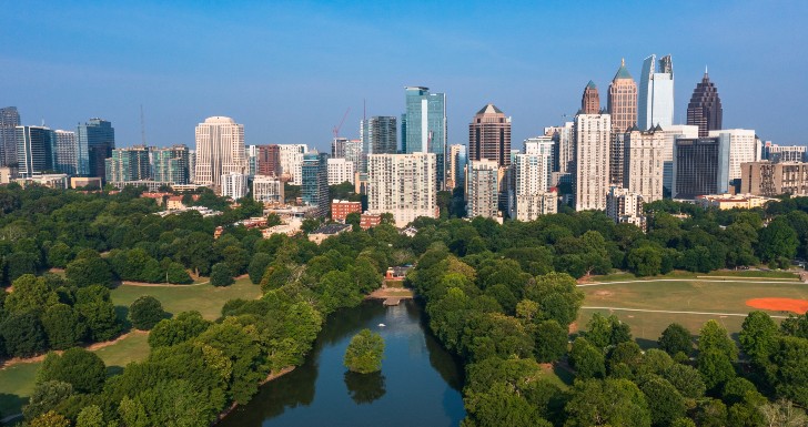 Stock Foto ID: 2315627483 Stock Foto ID: 2315627483 Atlanta, GA: June 10,2023- Panoramic view of Atlanta skyline, lake Clara Meer and Piedmont park in downtown Atlanta shot early morning