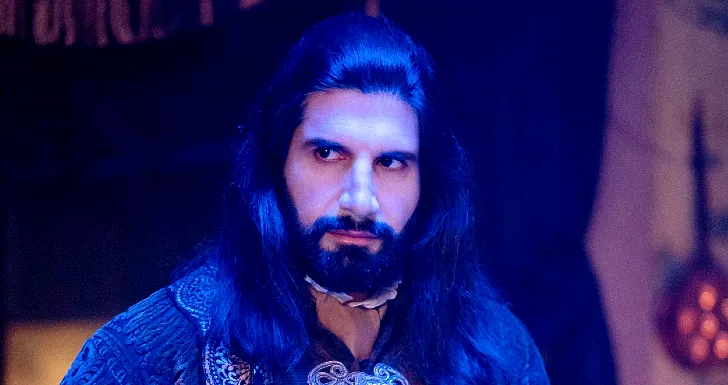 Kayvan Novak em What We Do in the Shadows streaming na Max