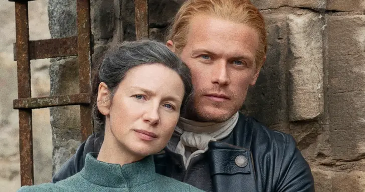 Caitríona Balfe e Sam Heughan em outlander, livro na black friday