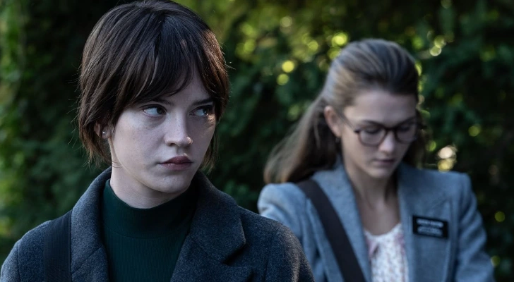 Sophie Thatcher e Chloe East em Herege