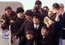Da Esquerda para a Direita: George Harrison, Ringo Starr, John Lennon, e Paul McCartney na chegada ao aeroporto JFK