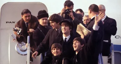 Da Esquerda para a Direita: George Harrison, Ringo Starr, John Lennon, e Paul McCartney na chegada ao aeroporto JFK