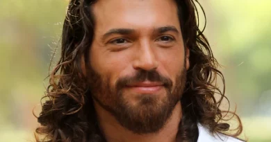 Can Yaman numa conferência de imprensa para a série Viola come il Mare