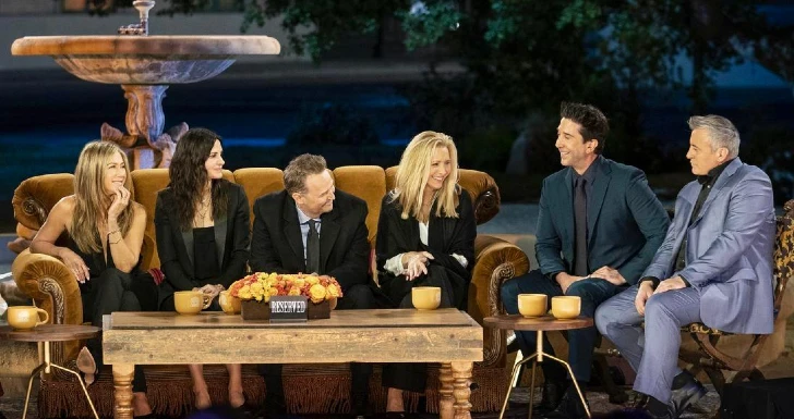 No sofá do genérico de abertura de Friends estão sentado Jennifer Aniston, Courteney Cox, Lisa Kudrow, Matt LeBlanc, Matthew Perry, David Schwimmer