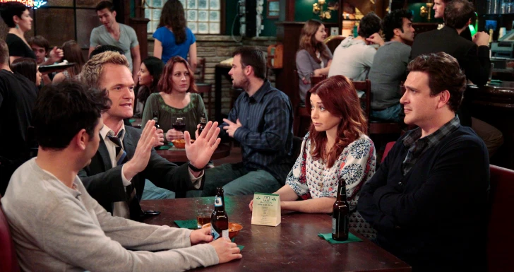 Neil Patrick Harris, Alyson Hannigan, Jason Segel e Josh Radnor sentado no bar de How I Met Your Mother