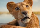 O pequeno Mufasa num lago em Mufasa: O Rei Leão