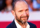 ralph fiennes na passadeira vermelha de conclave no festival internacional de cinema de roma