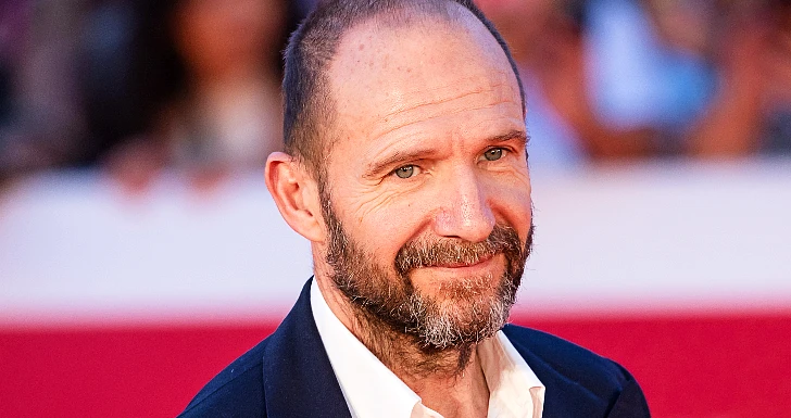 ralph fiennes na passadeira vermelha de conclave no festival internacional de cinema de roma