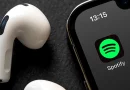 Spotify no Smartphone com auricular
