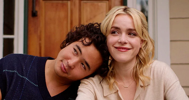 Kiernan Shipka e Nico Hiraga em Sweethearts (2024), um filme original da Max
