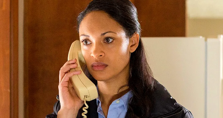 Cynthia Addai-Robinson ao telefone em The Accountant - Acerto de Contas (2016)