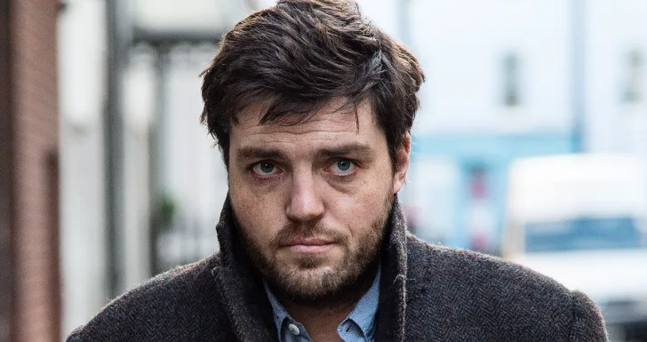 Tom Burke em CB Strike Streaming na Max
