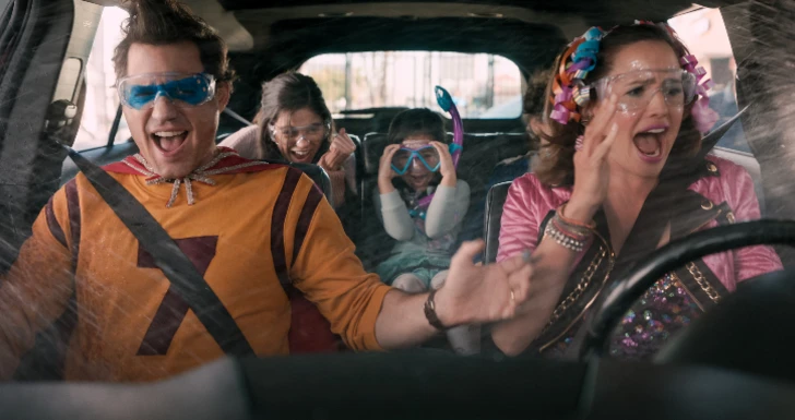 vários atores num carro no filme Dia do Sim 
