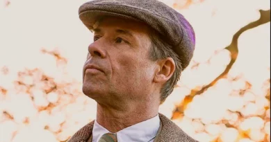 guy pearce em a spy among friends