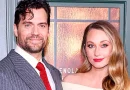 henry cavill e namorada na estreia de enola holmes 2
