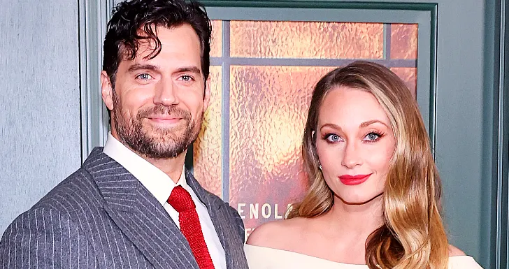 henry cavill e namorada na estreia de enola holmes 2