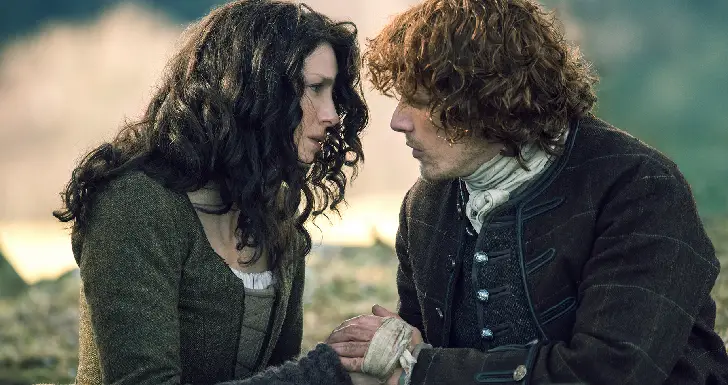 Caitríona Balfe e Sam Heughan em Outlander