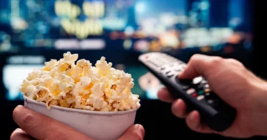 Pipocas e comando para streaming na TV