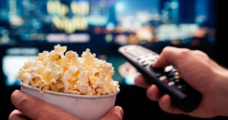 Pipocas e comando para streaming na TV