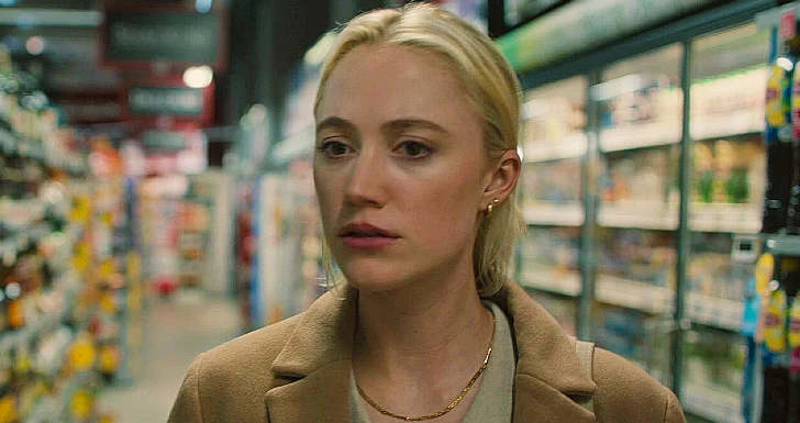 Maika Monroe em Watcher (2022) streaming na Netflix