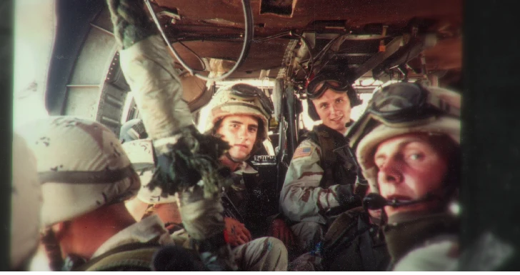 (E para D) Casey Joyce, Anton Berendsen, Chris Hardy, e Jason Moore em black hawk down da netflix